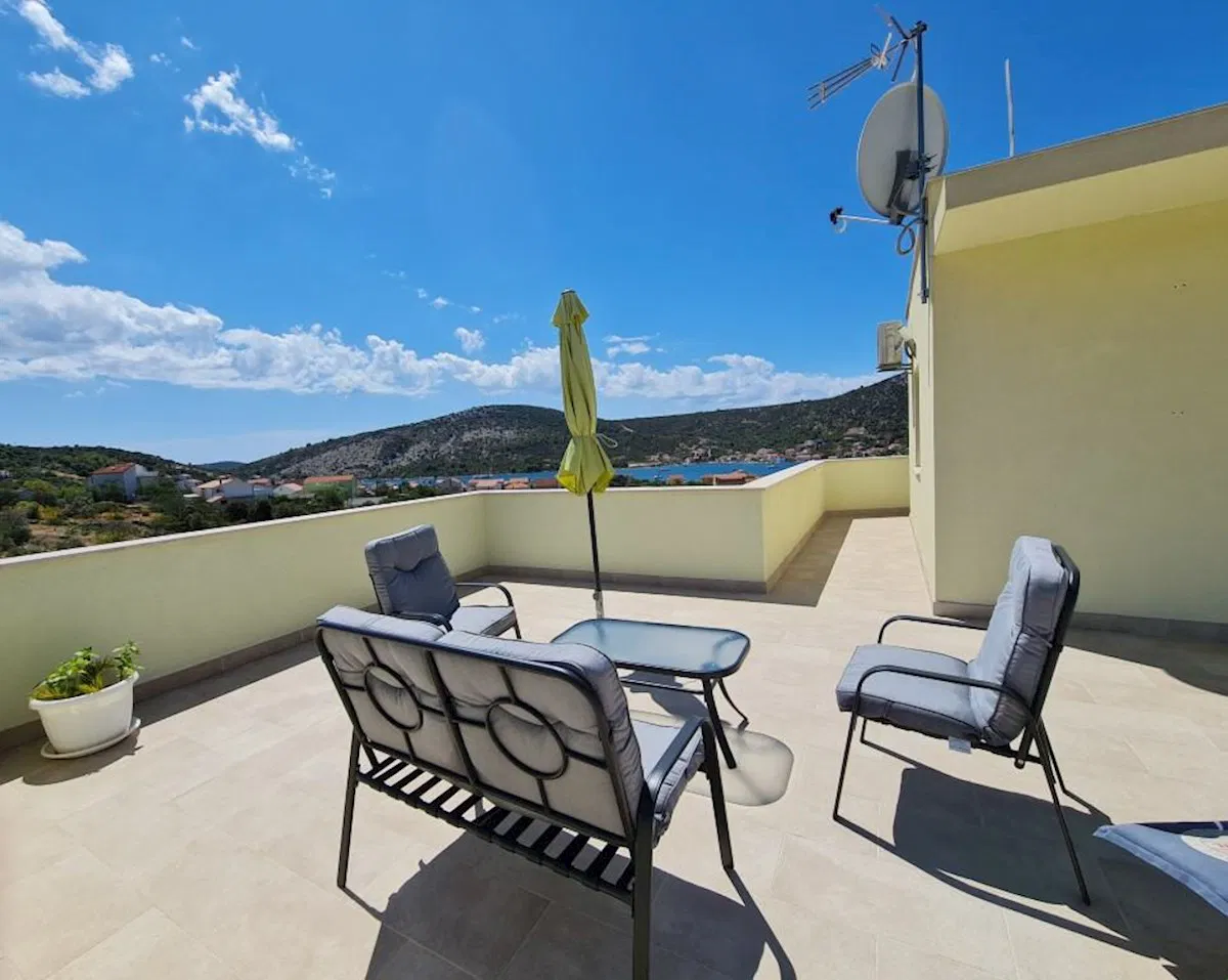 Nova moderna kuća s 5 apartmana, pogled na more, Vinišće, 420 m² + 231 m² okućnice (prodaja)