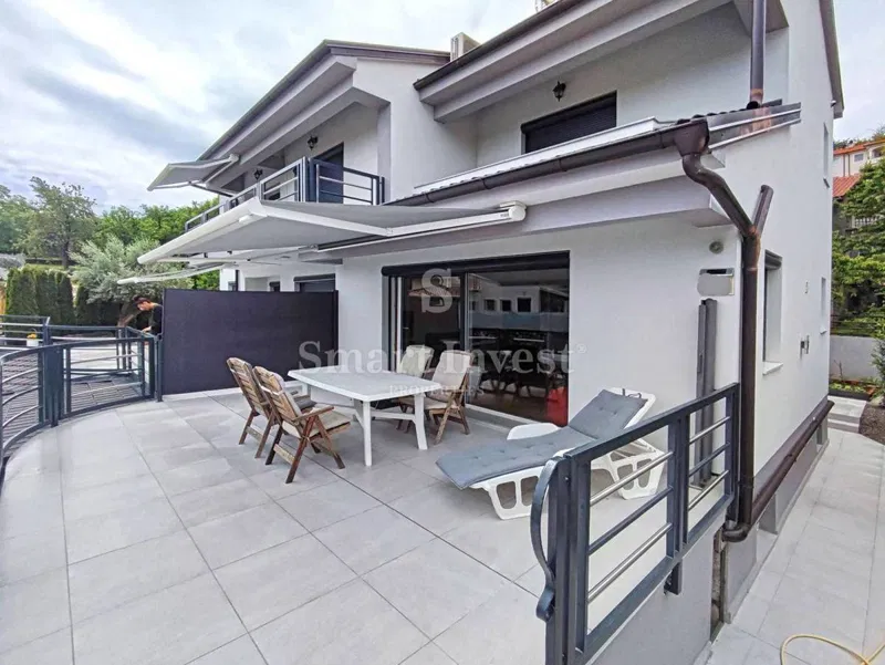 LOVRAN, Hiša s 5 apartmaji in pogledom na morje, prodamo – 2