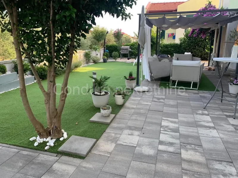 Vrsi-Mulo: 4-Zi.-Wohnung mit eigenem Garten 330 m vom Meer