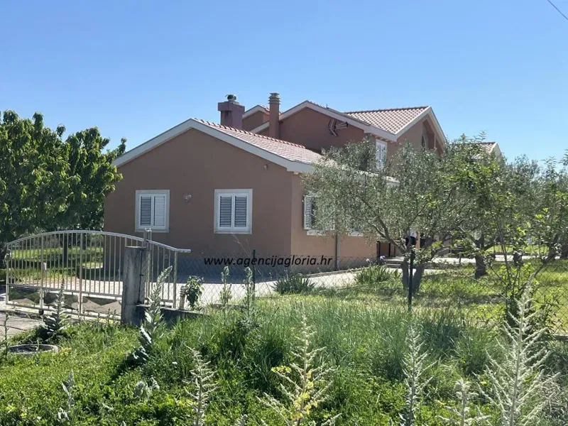 POLIČNIK-kuća katnica bruto površine 478m2