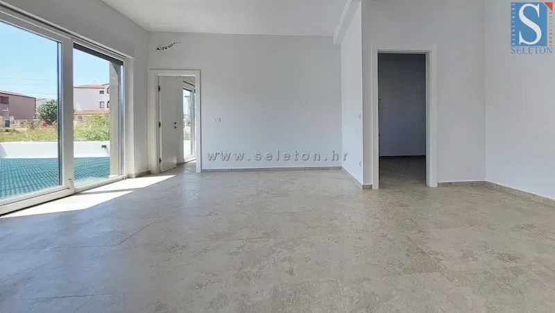 Poreč-Parenzo - nuovo moderno appartamento di 76 m2 con giardino, due posti auto – 2