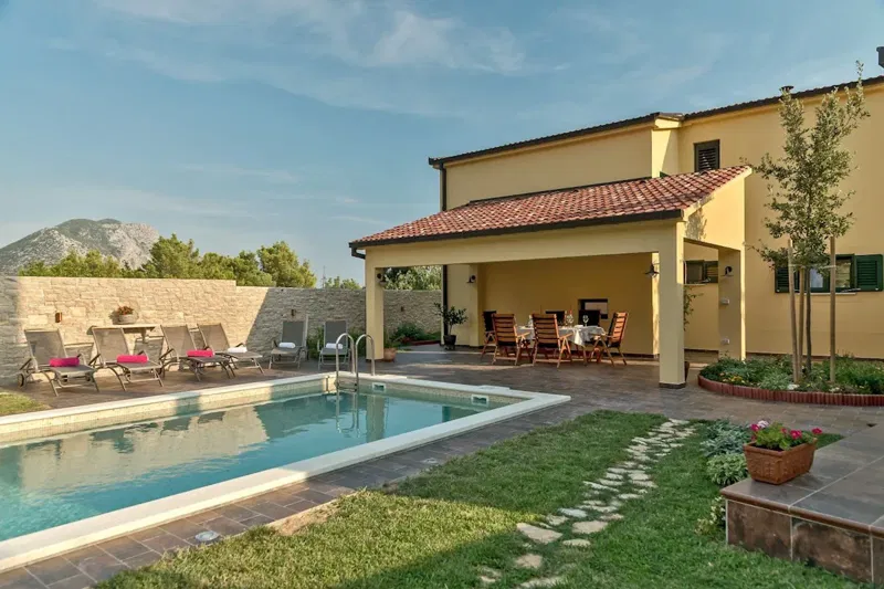 Luksuzna vila s bazenom, 800 m² posjeda, savršena za obitelj ili najam (prodaja)