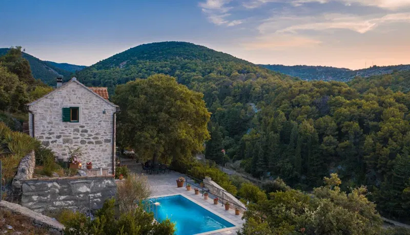 Kuća s bazenom, terasama i maslinikom, Dol (Brač), 120 m², pogled na more (prodaja)