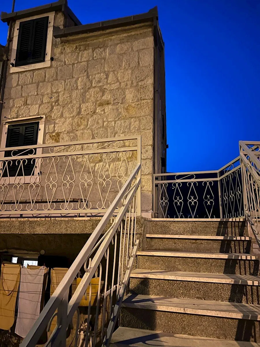 Stara kamena kuća s potencijalom i pogledom na more – Kaštel Sućurac (prodaja)