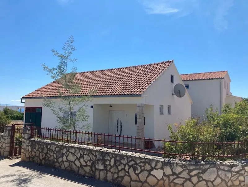 Samostojeća prizemnica 300 m od mora, renovirana, Okrug Gornji – 96 m² + dvorište (prodaja)