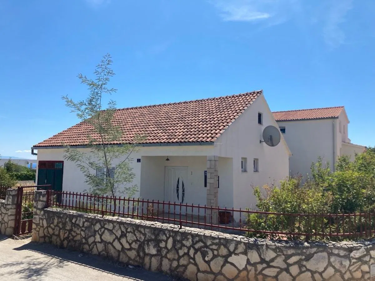 Samostojeća prizemnica 300 m od mora, renovirana, Okrug Gornji – 96 m² + dvorište (prodaja)