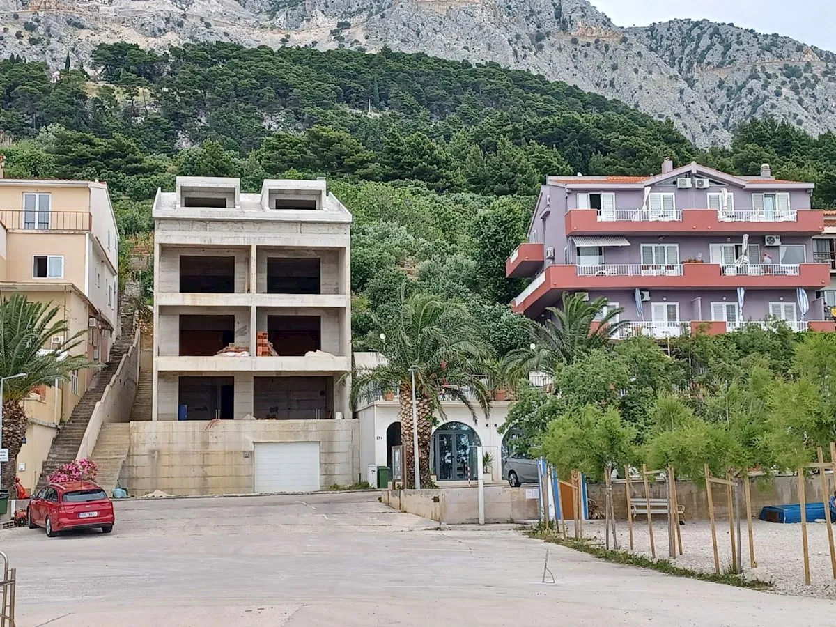 Višekatnica u roh-bau fazi, prvi red do mora – Podgora (784 m²), garaža + pogled (prodaja)