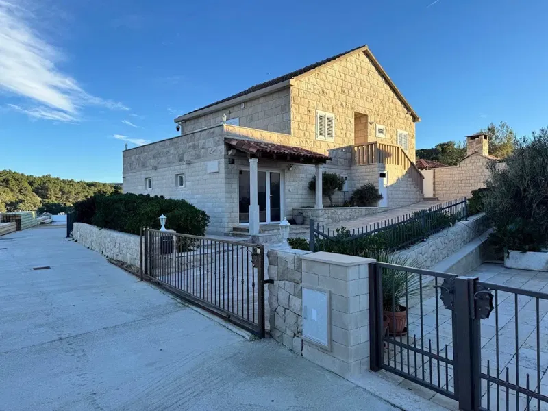 BRAČ, Povlja – Samostojeća kuća s bazenom i pogledom na more, 75 m od mora (prodaja)