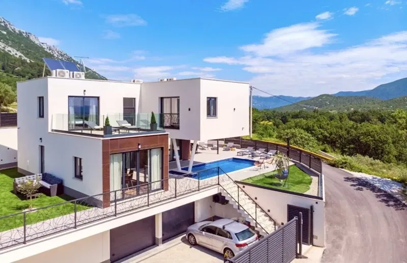 Luksuzna vila s bazenom, saunom i pogledom na more – Omiš, novija gradnja (prodaja)