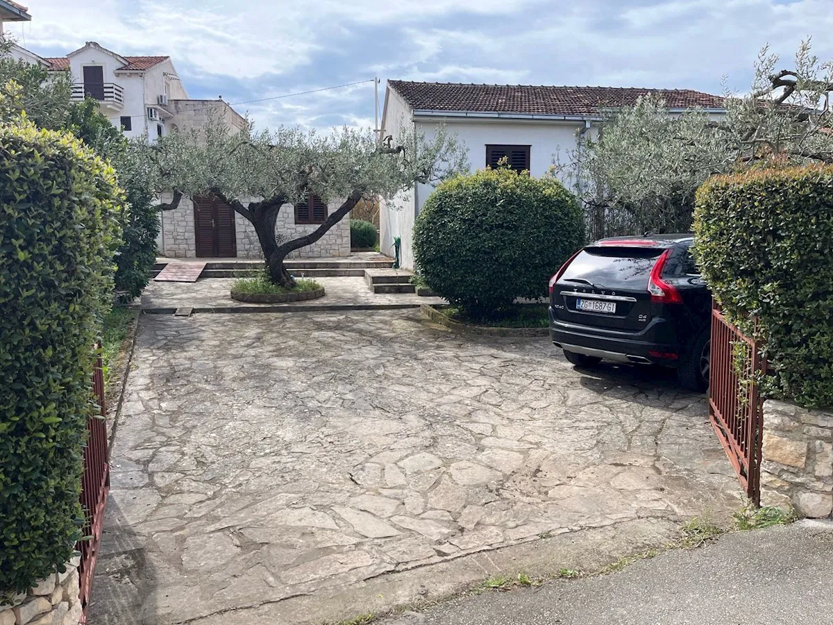 Autentična kamena kuća s vrtom i maslinama – Supetar, Brač (prodaja)