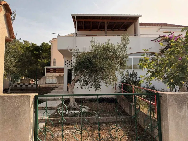 Dvojna kuća s dvije stambene jedinice i pogledom na more – Milna, Brač (prodaja)