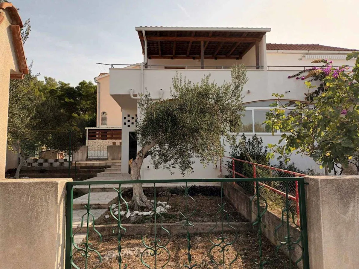 Dvojna kuća s dvije stambene jedinice i pogledom na more – Milna, Brač (prodaja)