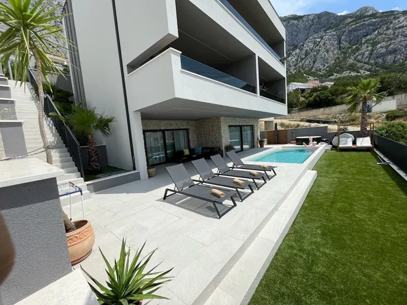 Moderna vila s bazenom i tri stambene jedinice – Veliko Brdo, Makarska (prodaja)