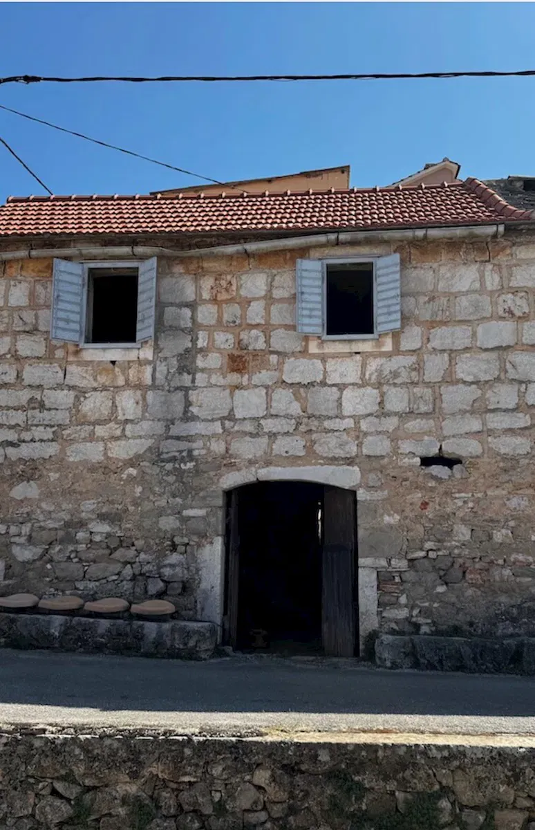 Kamena kuća na Hvaru – Šarmantna nekretnina s karakterom i potencijalom