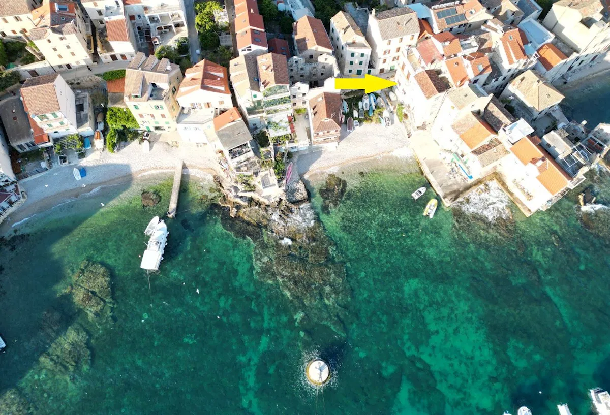 Vis, Komiža - dvoetažni dvosobni stan direktno na plaži