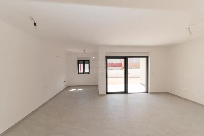 Odlično dvonadstropno stanovanje z dvoriščem, Vodice – 3