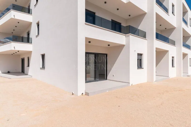 Novo dvonadstropno stanovanje z dvoriščem, Vodice – 2