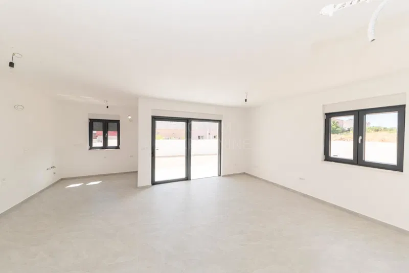 Novo dvonadstropno stanovanje z dvoriščem, Vodice – 3