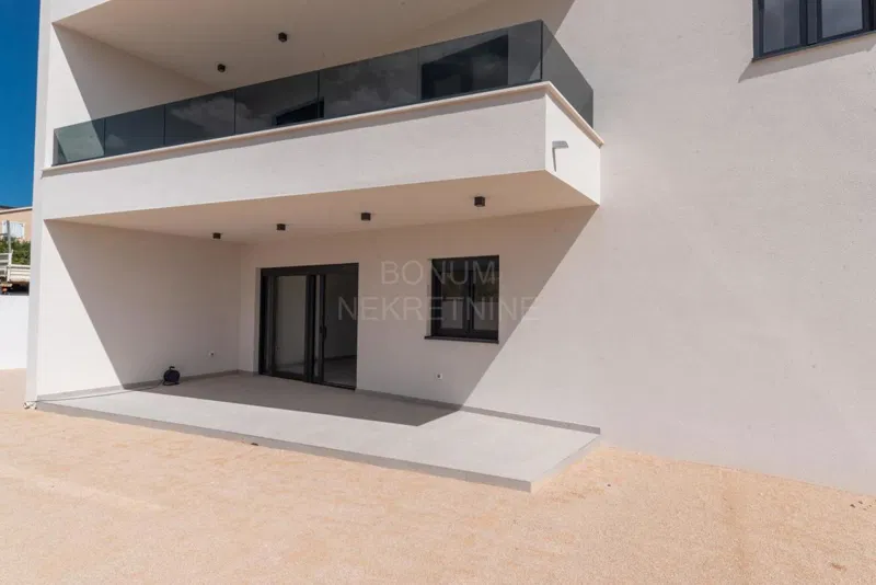 Odlično dvonadstropno stanovanje z dvoriščem, Vodice – 2