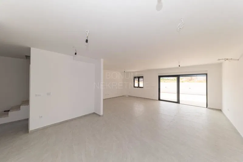 Odlično dvonadstropno stanovanje z dvoriščem, Vodice – 3