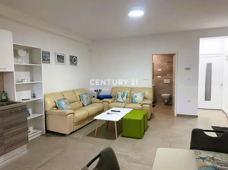 Funtana, three-room ground floor apartment with a 50 m2 terrace for sale, prime location – 3