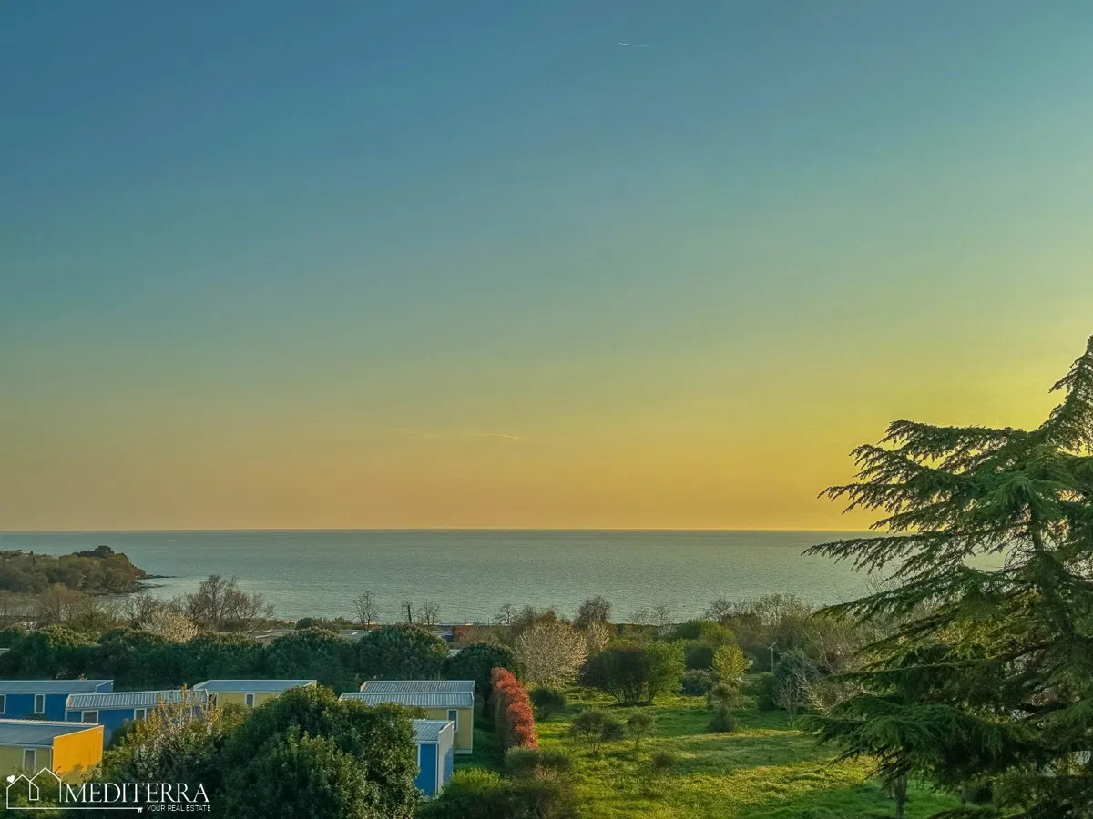 Renovirani stan sa pogledom na more i dvije spavaće sobe, Novigrad, Istra
