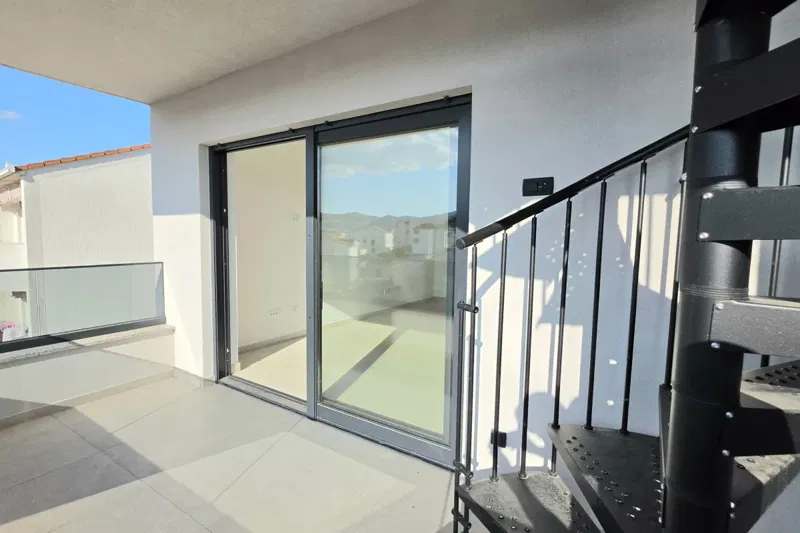 Two-bedroom penthouse with roof terrace and sea view – 2
