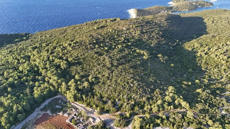 RIJETKOST NA TRŽIŠTU! 88000 m2 S DVIJE KUĆE! VIS