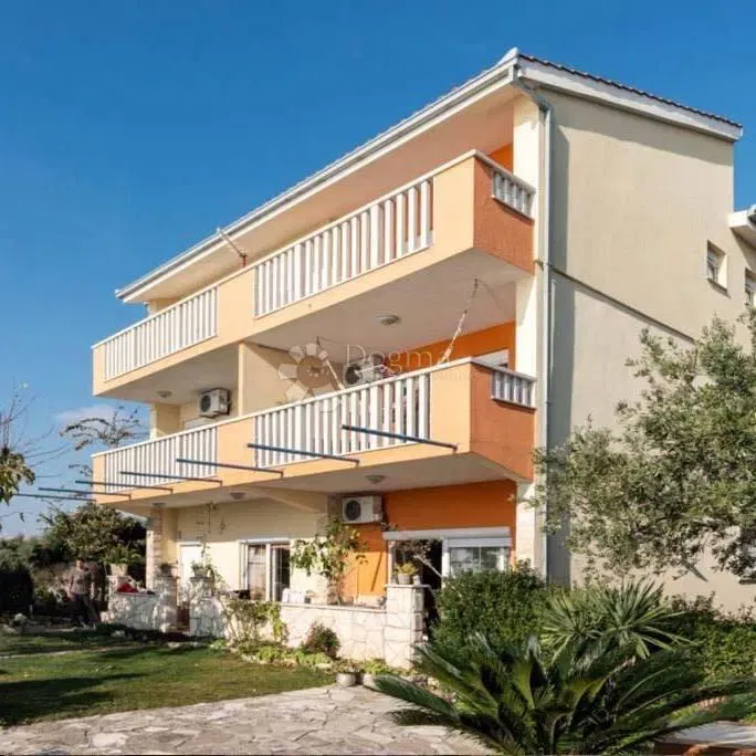 OPPORTUNITÀ UNICA – AMPIO APPARTAMENTO QUADRILOCALE CON QUATTRO BALCONI SU UNA SCOGLIERA SUL MARE – STOBREČ – 2