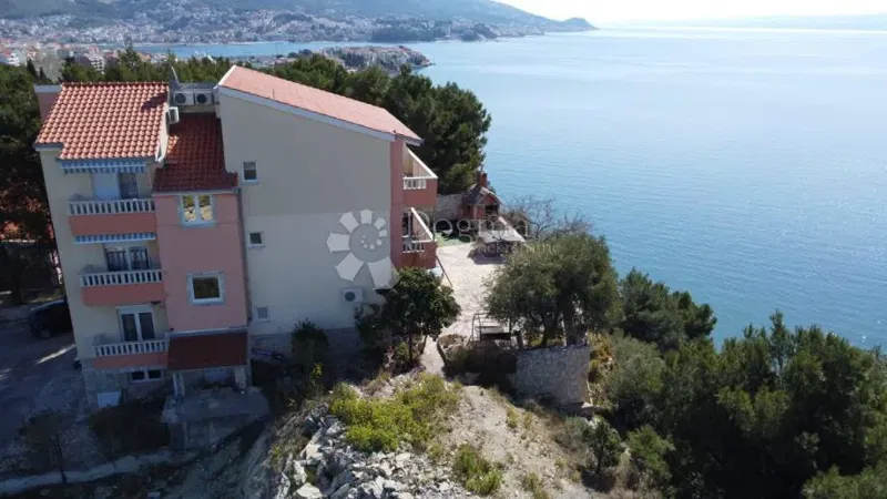 OPPORTUNITÀ UNICA – AMPIO APPARTAMENTO CON QUATTRO CAMERE E QUATTRO BALCONI SULLA SCARPATA SUL MARE – STOBREČ – 2