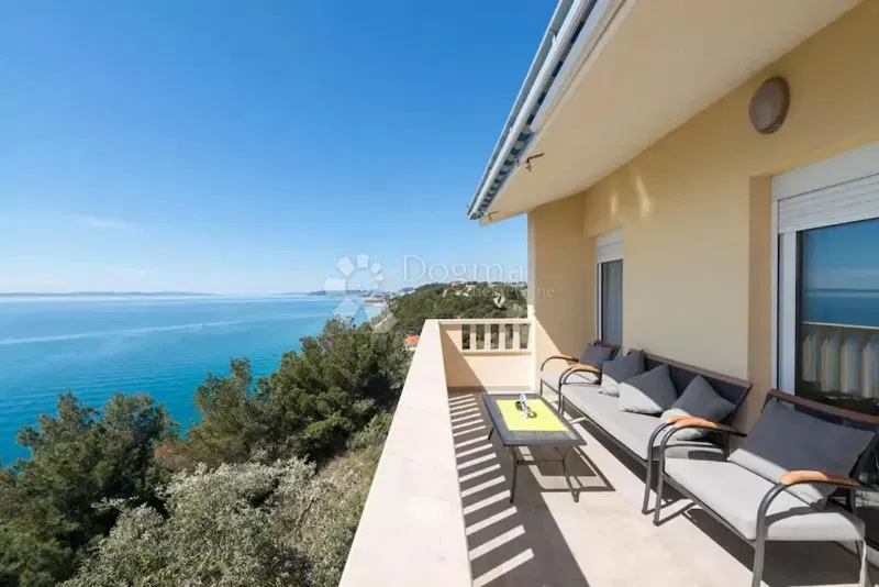OPPORTUNITÀ UNICA – AMPIO APPARTAMENTO CON QUATTRO CAMERE E QUATTRO BALCONI SULLA SCARPATA SUL MARE – STOBREČ – 3