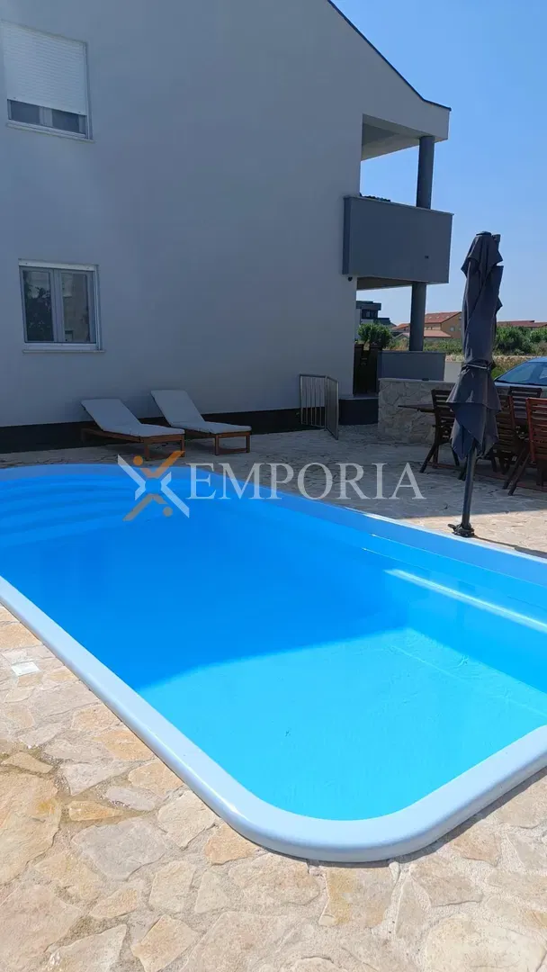 Casa con piscina e 5 appartamenti – Privlaka, 575 m² di terreno – 2