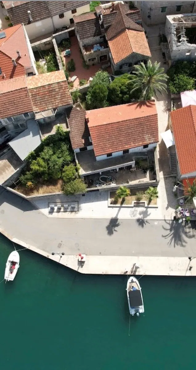 Kamienny dom nad morzem z ogrodzonym ogrodem, Vrboska, wyspa Hvar