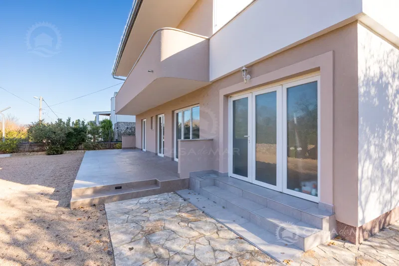 PRILIKA! Prizemni apartman sa četiri spavaće sobe i velikom uređenom okućnicom! – 2
