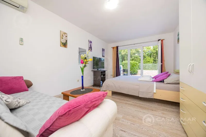 PRILIKA! Prizemni apartman sa četiri spavaće sobe i velikom uređenom okućnicom! – 3