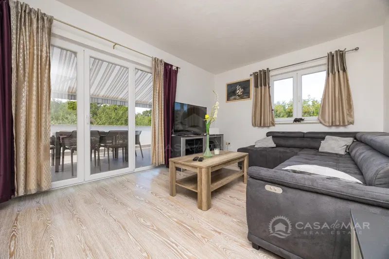 PRILIKA! Prostrani apartman sa četiri spavaće sobe i velikom uređenom okućnicom! – 2