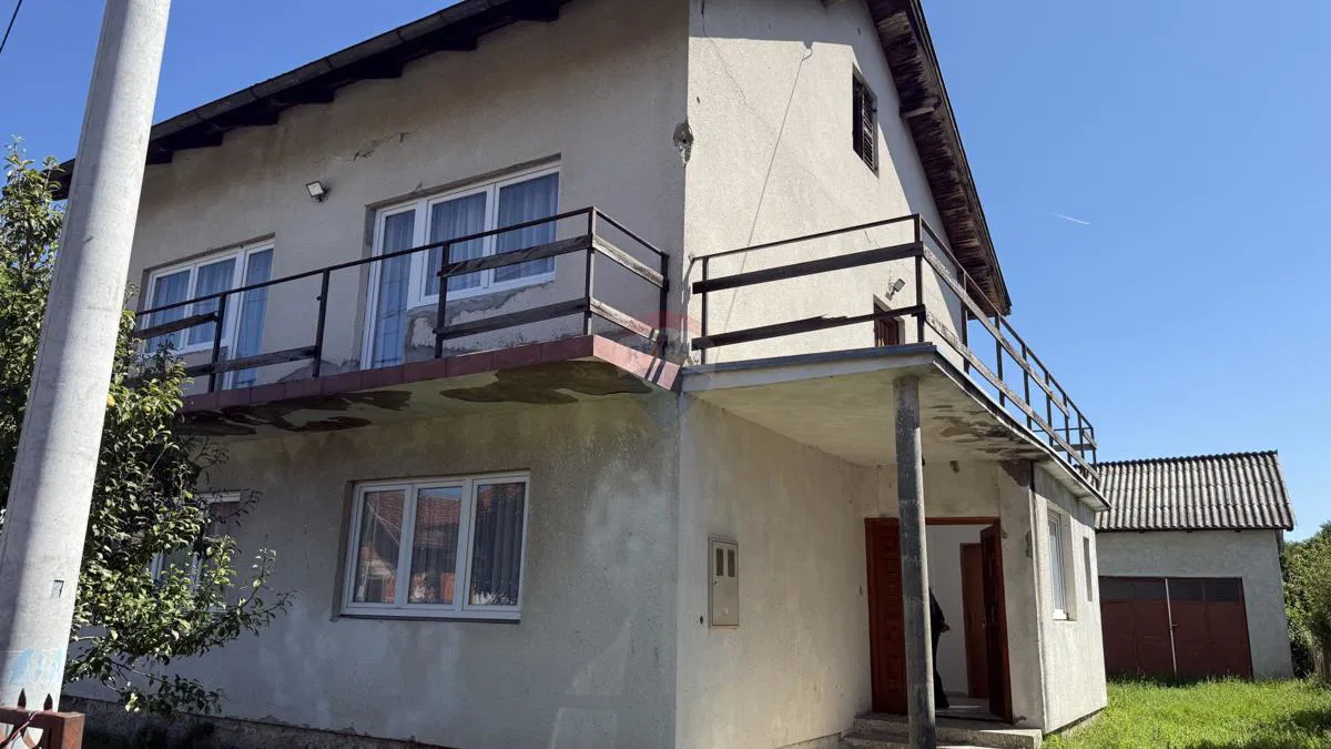 Petrinja, Centar - kuća s dva etažirana stana,6 soba, pomoćnom zgradom i garažom