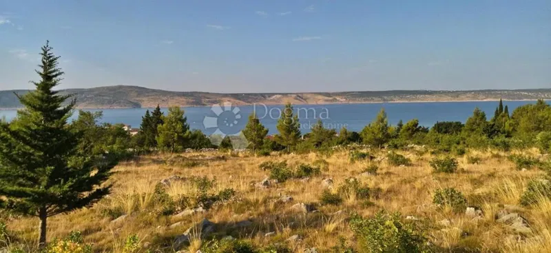 [OÁZIS A TENGERPART KÖZELÉBEN] Telek Starigradban 7500m2 – 2