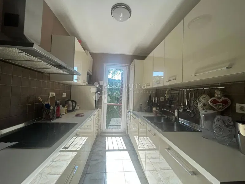 Fažanában, 400 méterre a tengertől – 65 m² + 28 m²-es tetőtér – 2
