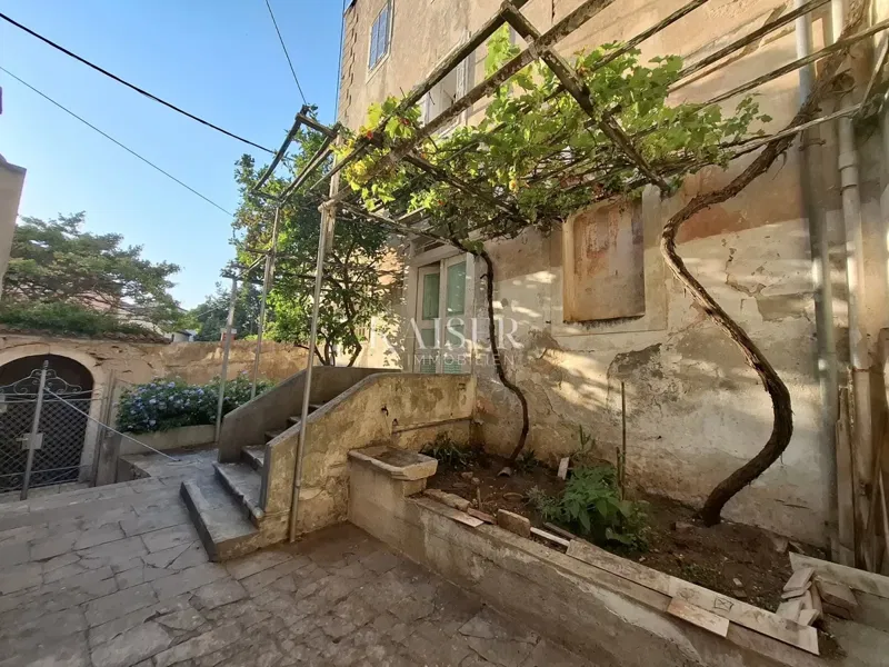 Mali Lošinj, nagy kőház az óvárosban – 2