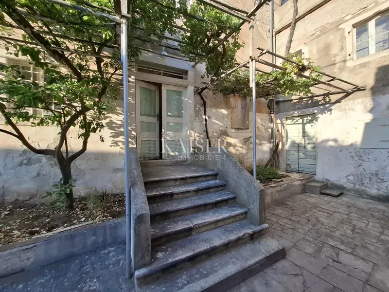 Mali Lošinj, nagy kőház az óvárosban – 3