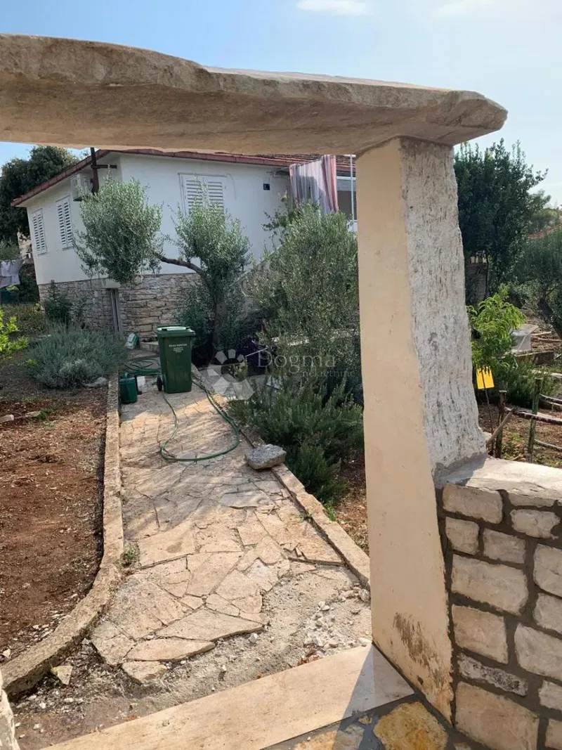 FOR SALE – CHARMING FAMILY HOUSE WITH LARGE GARDEN – SUPETAR, BRAČ – 2