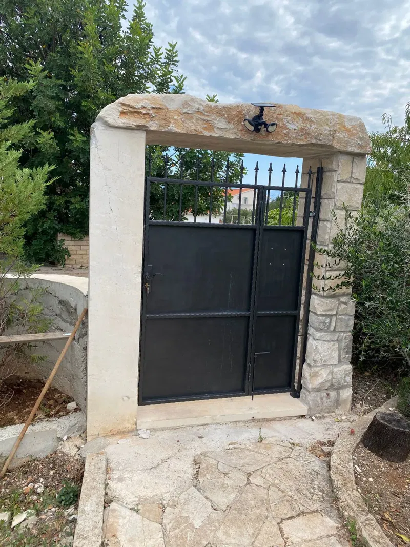 FOR SALE – CHARMING FAMILY HOUSE WITH LARGE GARDEN – SUPETAR, BRAČ – 3
