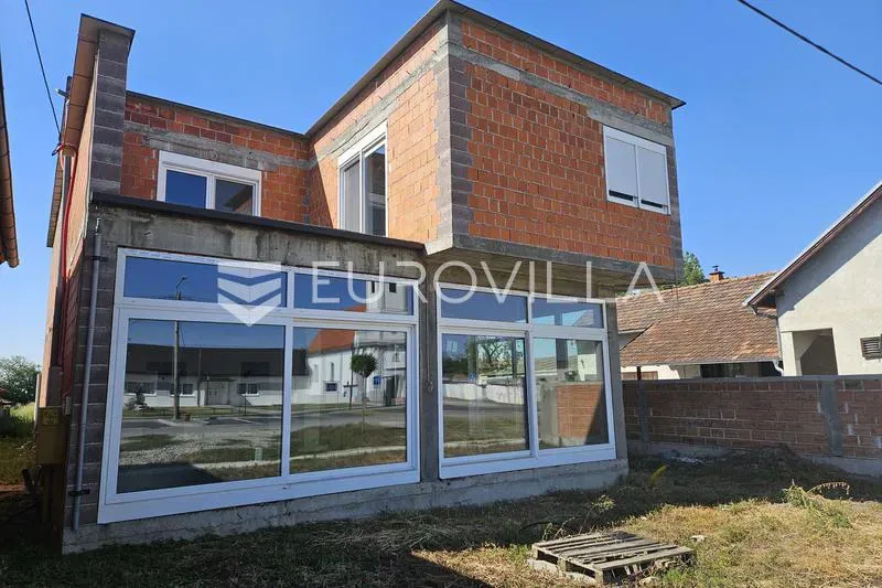 Antin, House with Commercial Space, 278 m², New Build, Land Plot 1,618 m² – 2