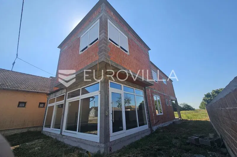 Antin, House with Commercial Space, 278 m², New Build, Land Plot 1,618 m² – 3