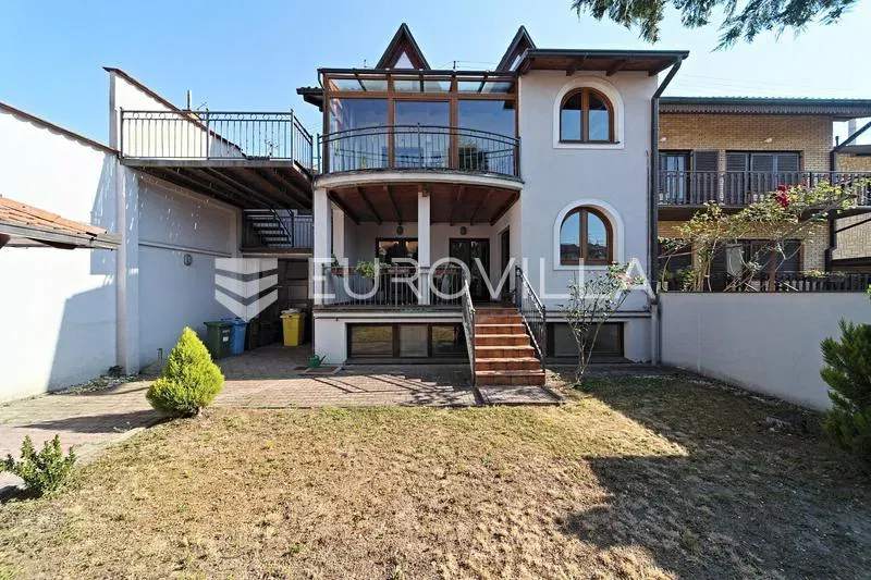 Osijek, Donji Grad - a spacious 403 m² rustic-style villa for sale – 2
