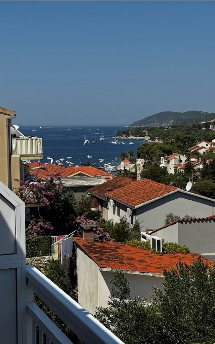 Dvoetažni stan s balkonom, terasom vrtom i parkingom u Hvaru