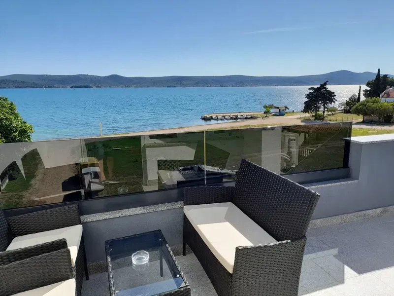 Sveti Petar na Moru, renoviertes Haus, 3 Apartments (195m2), 50 Meter zum Meer, Meerblick!