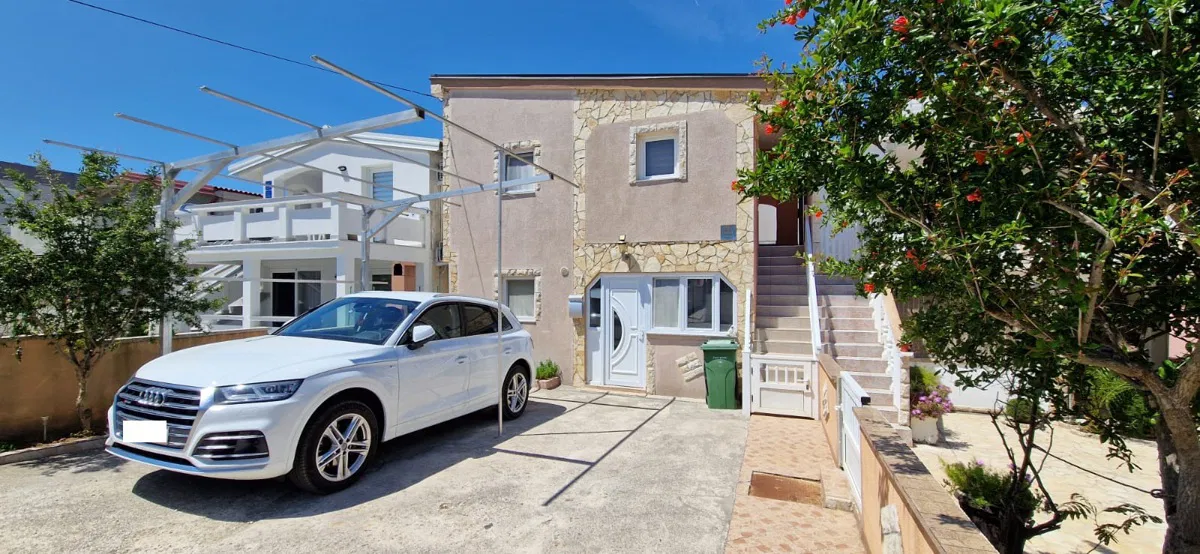 Vir, kuća s 2 apartmana(148m2), 150 metara do plaže