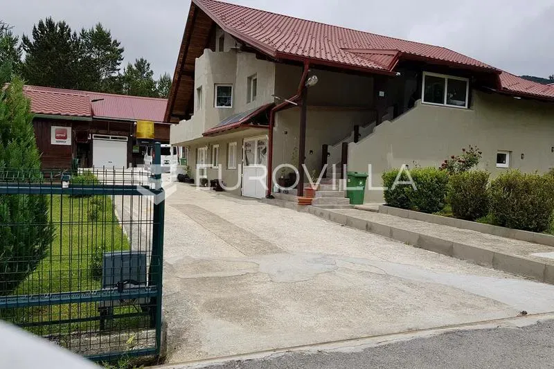 Plitvička jezera, Rudanovac, uređena kuća s tavernom i prostranom okućnicom